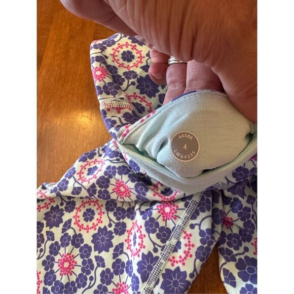 Woman’s Lululemon size 4, colorful Capri pants - Picture 3 of 5